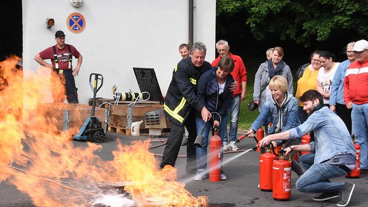 Die Mitarbeiter der Awo mussten das Feuer unter der Anleitung der Feuerwehr löschen. Foto: Christoph Wiedemann