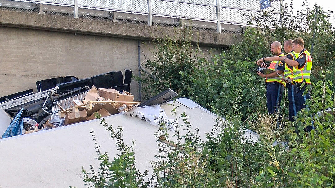 Bei Würzburg: Spektakulärer Sturz auf der A3 – Sattelzug fällt  von Autobahnbrücke auf Staatsstraße