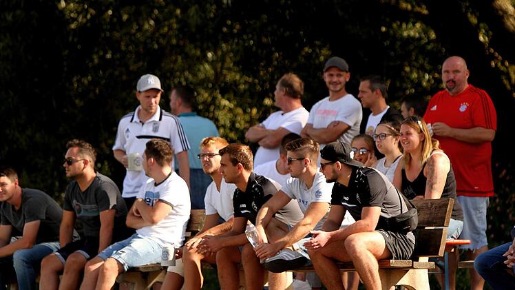 ... während die Fans das Geschehen vom Spielfeldrand aus beobachten. 200 Zuschauer kamen zum Kerwa-Spiel in Lauter.