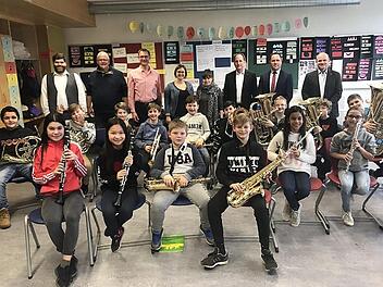 Bis zum Ende des Schuljahrs wollen die F&uuml;nftkl&auml;ssler gemeinsam erste St&uuml;cke spielen. Foto: privat