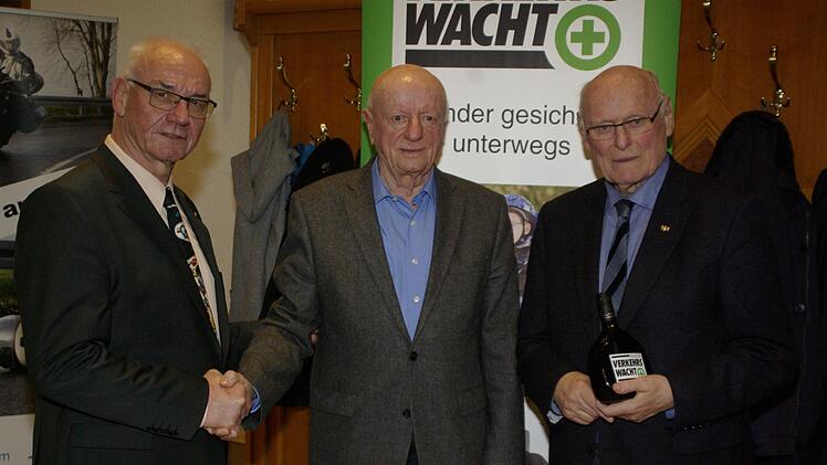 GVW-Vorsitzender Karlheinz Franz (von links) überreicht den Gründungsmitgliedern Heinz Lachnit  und  Winfried Benner  das goldene Ehrenzeichen mit Kranz. Foto: Winfried Ehling