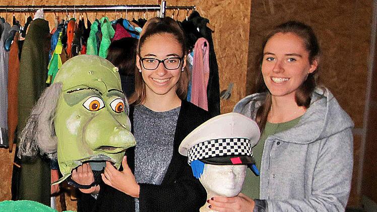 Verrückte Hüte, die sich gut für Karneval eignen, wurden gab es beim  Fundus-Verkauf im Theater in Maßbach. Foto: Dieter Britz