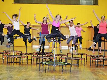 Jump your body: Christiane Bittners Trampolinkurs ist ein Angebot der Volkshochschule Lichtenfels - normalerweise. Aktuell kann der Kurs aufgrund des Infektionsgeschehens nicht stattfinden. Das Bild entstand vor Beginn der Pandemie.  Foto: Volkshochschule Lichtenfels