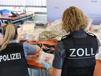 Frankfurt: Rekordverd&auml;chtiger Bargeldfund - Razzia in Marihuana-Plantagen und Mehrfamilienhaus
