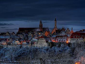 Märchenzauber Rothenburg o.d. Tauber-Panorama Altstadt Nacht Beleuchtung Winter Schnee Silhouette 1_Rothenburg Tourismus Service, W. Pfitzinger, Exkl.  RTS226_klein