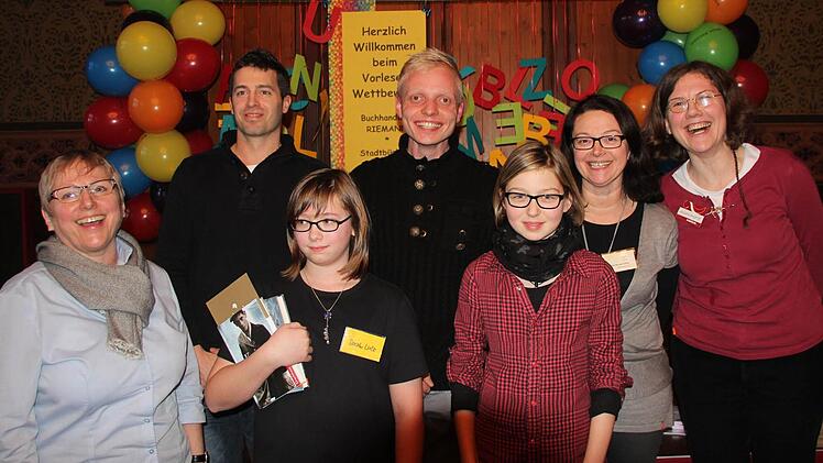 Die Jury und die Siegerin (von links): Moderatorin Irmgard Clausen, Christian Pack, Sarah Lutz, Björn Dekrell, Leah Stark, Andrea Burgsmüller, Annette Berghoff.