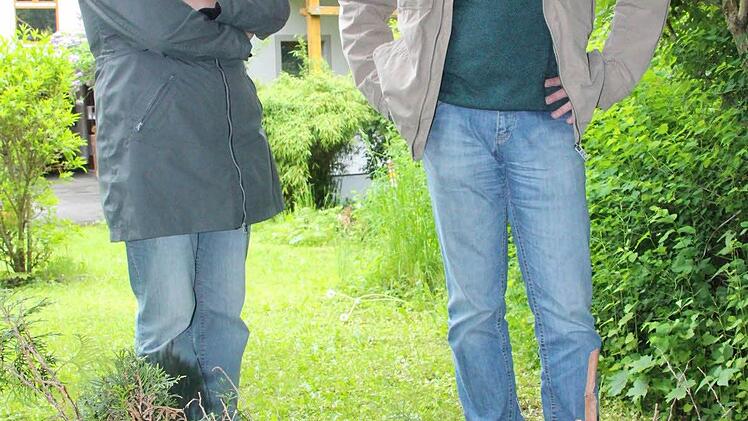 Ulrike und Thomas Popp hinter den Resten ihrer Thuja-Hecke.
