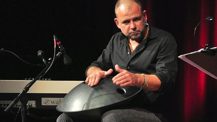 Martin Kälberer, die eine "Hälfte" des Duos Schmidbauer& Kälberer, beherrscht viele Instrumente. Foto: Ulrike Langer