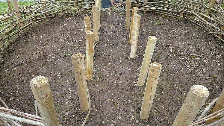Hier entsteht ein großes rundes Hochbeet mit einem Weg ub der Mitte, damit sich die Flächen von allen Seiten gut bearbeiten lassen. Breiter als 1,20 bis 1,30 Meter sollte das Beet nicht sein.