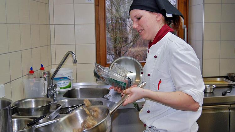 Koch-Azubi Elisabeth Greubel vom Hotel Ullrich (Elfershausen) hat den richtigen Schwung raus