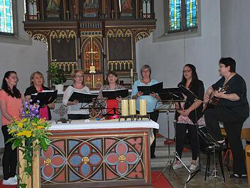 Die "Gruppe Micha" gab mit Chorleiterin Marion Groten (rechts) anlässlich ihres 20-jährigen Bestehens ein Konzert.  Foto: Manfred Mellenthin