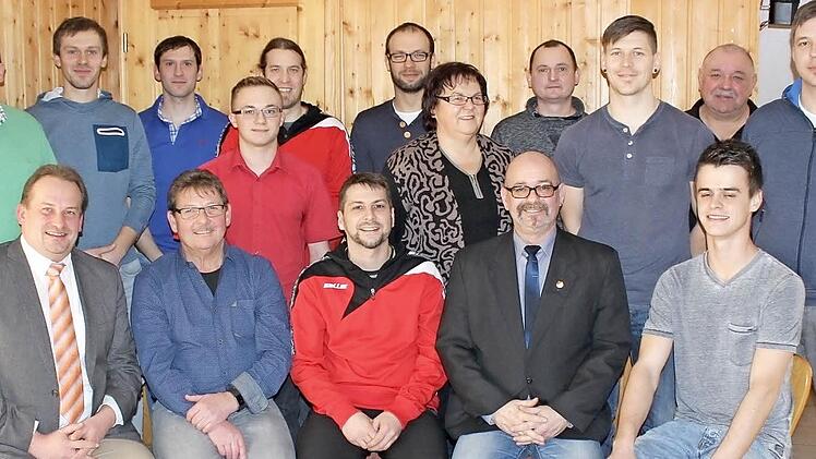 Die neue Vereinsspitze des SV Buchbach mit der Zweiten Bürgermeisterin Monika Barnickel sowie den Gemeinderäten Uwe W. Zipfel, Peter Grüdl und Thomas Löffler  Foto: privat