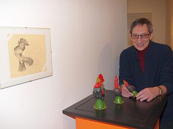 Seltene Kombination: Sowohl der gezeichnete Entwurf als auch die drei Hähne wurden von Franz Hutschgau gefertigt. Museumsleiter Udo Leidner-Haber freut sich, die Gegenstände im Rahmen einer Sonderausstellung präsentieren zu können. Foto: Berthold Köhler