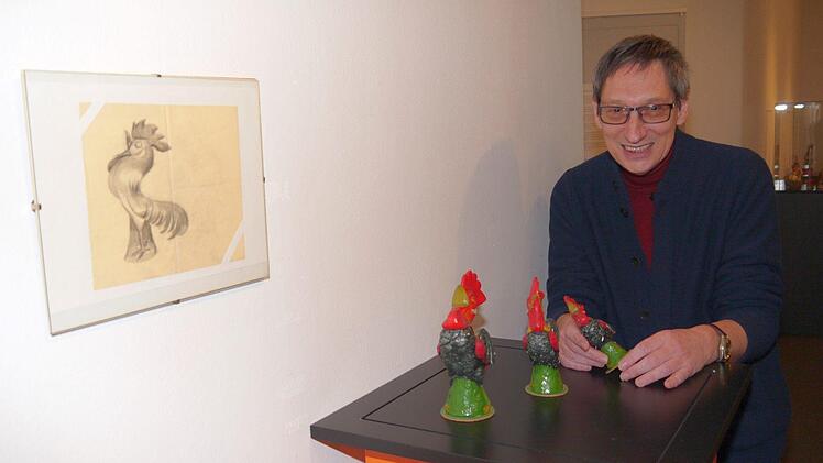 Seltene Kombination: Sowohl der gezeichnete Entwurf als auch die drei Hähne wurden von Franz Hutschgau gefertigt. Museumsleiter Udo Leidner-Haber freut sich, die Gegenstände im Rahmen einer Sonderausstellung präsentieren zu können. Foto: Berthold Köhler