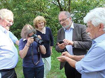 Professor Hubert Weiger, Beate Rutkowski aus Traunstein, Doris Tropper aus Erlange und stellvertretender BN-Landesgeschäftsführer Stefan Maurer halten im Bild fest, was Klaus Mandery in Händen hält: die berühmte wie einzigartige Dickfühler-Weichwanze. Fotos: Ralf Kestel