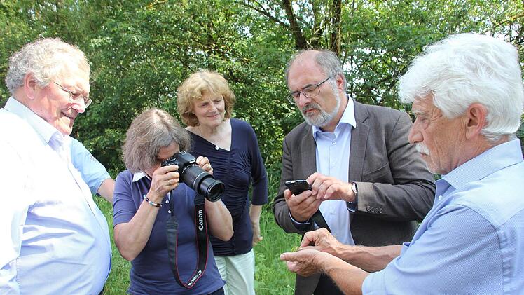Professor Hubert Weiger, Beate Rutkowski aus Traunstein, Doris Tropper aus Erlange und stellvertretender BN-Landesgeschäftsführer Stefan Maurer halten im Bild fest, was Klaus Mandery in Händen hält: die berühmte wie einzigartige Dickfühler-Weichwanze. Fotos: Ralf Kestel