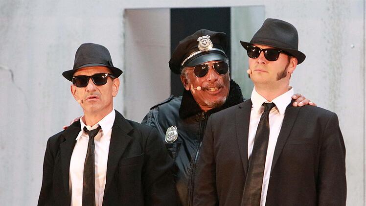 Ron Williams (Mitte) als Big Boss in der Musical Comedy "Blues Brothers in Prison" auf der Waldbühne HeldrittFoto: Jochen Berger