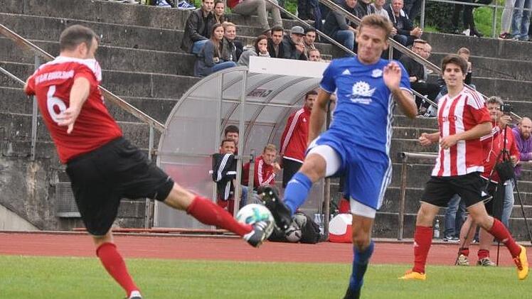 Hier gab es klarerweise Freistoß für Eggolsheim, nachem Patrick Hutzler (blau) gegen Tobias Hümmer mit gestrecktem Fuß zu Werke ging.