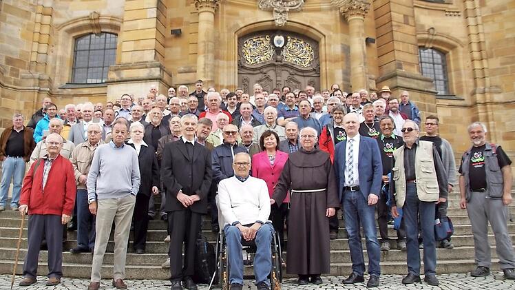 Unz&auml;hlige "G&ouml;rchn" und auch einige Georginas nahmen an der von Georg Vogel junior einst vor &uuml;ber 60 Jahren ins Leben gerufenen Veranstaltung teil. Mit auf dem Bild sind auch Pater Alexander Weissenberger und Pfarrer Reinhard Georg Stauch, die die Messe hielten, sowie Georg Lohneis (unten, Dritter von rechts), dem Vorsitzenden des veranstaltenden Georgenkomitees. Foto: Mario Deller