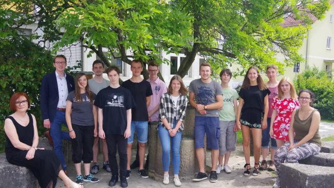 Die   Teilnehmer des P-Seminars am KZG   mit (von links) Seminarleiterin Ulrike Konrad sowie Christian Porzelt Heike Schülein