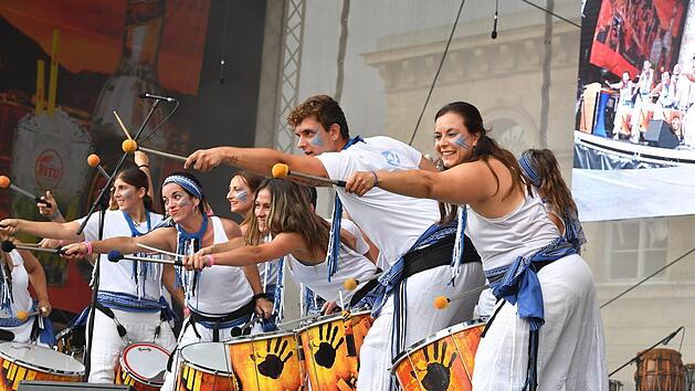Trommelauftakt auf der Hauptb&uuml;hne am Schlossplatz: Die "Sandungueros" gaben ihre Samba-Begeisterung ans Publikum weiter. Foto: Ronald Rinklef