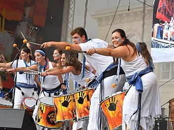 Trommelauftakt auf der Hauptb&uuml;hne am Schlossplatz: Die "Sandungueros" gaben ihre Samba-Begeisterung ans Publikum weiter. Foto: Ronald Rinklef