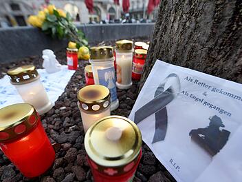 Augsburg: Am Königsplatz liegen Blumen neben Kerzen. Ein Feuerwehrmann war am Freitagabend (06.12.2019) hier in seiner Freizeit nach einem Schlag so schwer verletzt worden, dass er noch vor Ort starb. Foto: Stefan Puchner/dpa