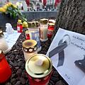 Augsburg: Am Königsplatz liegen Blumen neben Kerzen. Ein Feuerwehrmann war am Freitagabend (06.12.2019) hier in seiner Freizeit nach einem Schlag so schwer verletzt worden, dass er noch vor Ort starb. Foto: Stefan Puchner/dpa
