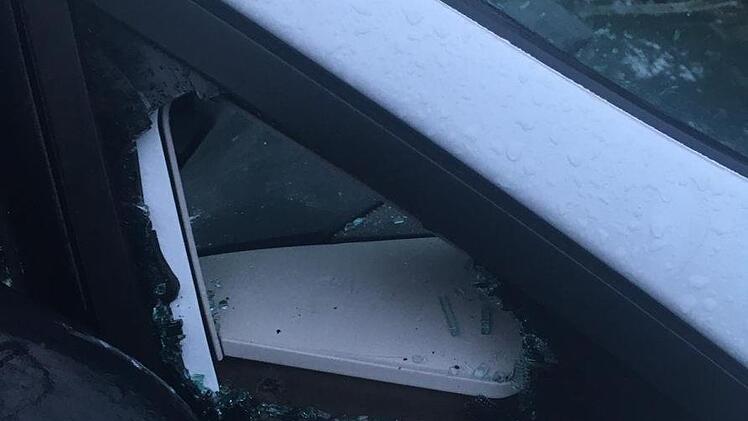Eine Seitenscheibe wurde bei der nächtlichen Aktion eingeschlagen. Das Auto gehört dem Mann von OB-Kandidatin Ursula Redler.  privat