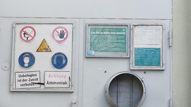 Allerhand Warnschilder gibt es an der Eingangst&uuml;r zur K&uuml;hlanlage der Eishalle. Foto: J&uuml;rgen Schmitt