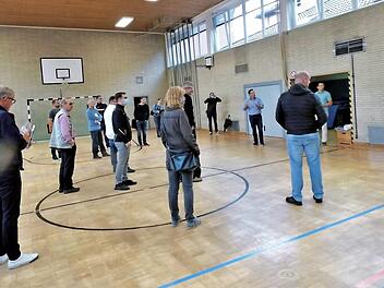 Die Ausschussmitglieder besahen sich die Turnhalle, die noch den Charme der 60er Jahre versprüht. Foto: Britta Schnake