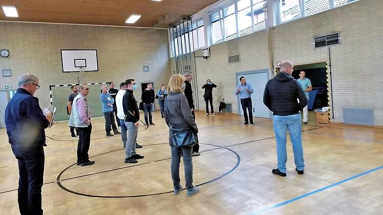 Die Ausschussmitglieder besahen sich die Turnhalle, die noch den Charme der 60er Jahre versprüht. Foto: Britta Schnake