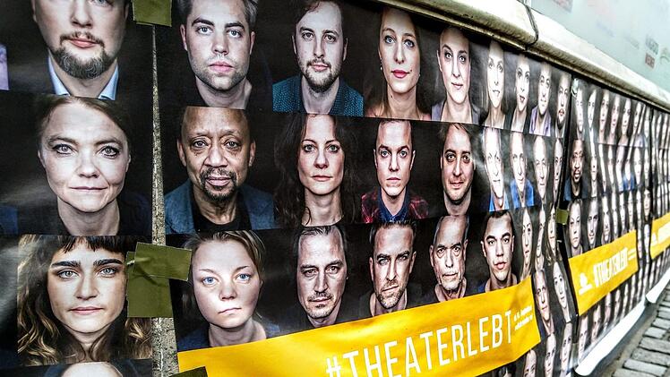 Schon vor den ersten Aufführungen wieder unübersehbar präsent in der Stadt: Künstler des Landestheaters werben auf großen Plakaten wie hier im Steinweg für die neue Saison, für die in Zeiten der Corona-Krise besondere Regeln gelten.Foto: Jochen Berger