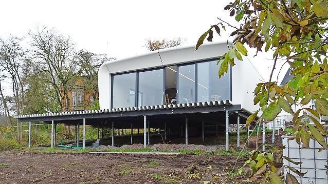 Unter der Terrasse werden Behälter zum Auffangen des Regenwasser aufgestellt, ehe eine Verkleidung angebracht wird.
