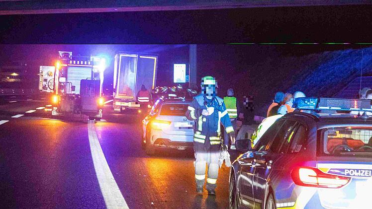 A3: Sattelzug hat Reifenplatzer auf der A3: Zahlreiche Fahrzeuge besch&auml;digt