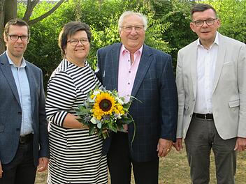 Geschäftsführender Vorstand Marco Lummel (links) und Vorsitzender Bürgermeister Armin Warmuth (rechts) dankten Reiner Reuß (3. v. l.) für sein langjähriges Engagement in der Wohnungsbaugenossenschaft. Gattin Silvia bekam Blumen.