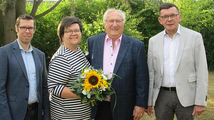 Geschäftsführender Vorstand Marco Lummel (links) und Vorsitzender Bürgermeister Armin Warmuth (rechts) dankten Reiner Reuß (3. v. l.) für sein langjähriges Engagement in der Wohnungsbaugenossenschaft. Gattin Silvia bekam Blumen.