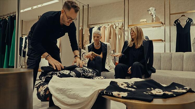 Constantin Buschmann und Mili Umicevic (Mitte) w&auml;hlen auch f&uuml;r die Ausstattung der Luxusfahrzeuge nur die beste Qualit&auml;t aus.