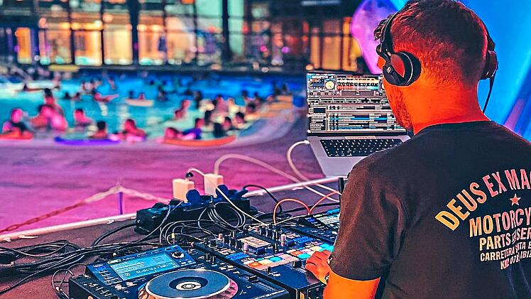 DJ Marc Pain und DJ Nitronic sorgen am 3. und 4. August im Thermen-Meer der Obermain Therme f&uuml;r sommerliche Beats. Obermain Therme