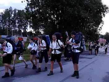 Die Adelsdorfer Pfadfinder beim Wandern.  Fotos: privat