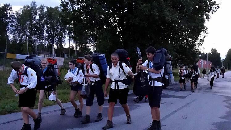 Die Adelsdorfer Pfadfinder beim Wandern.  Fotos: privat