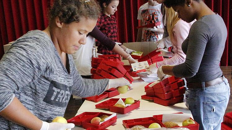 Die Schüler der Mittelschule Eggolsheim packen Brotzeit-Boxen. Foto: Josef Hofbauer