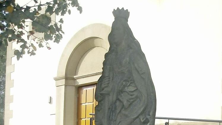Madonna vor der Kirche