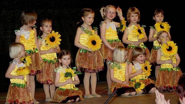 Die "Minis" glänzten mit ihrem Sommerblumentanz.