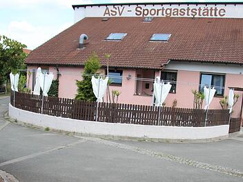 Um den Biergarten am ASV-Sportheim müsste sich der Verkehr winden. Verein und Anwohner sind gegen die Streckenführung. Fotos: Christian Bauriedel