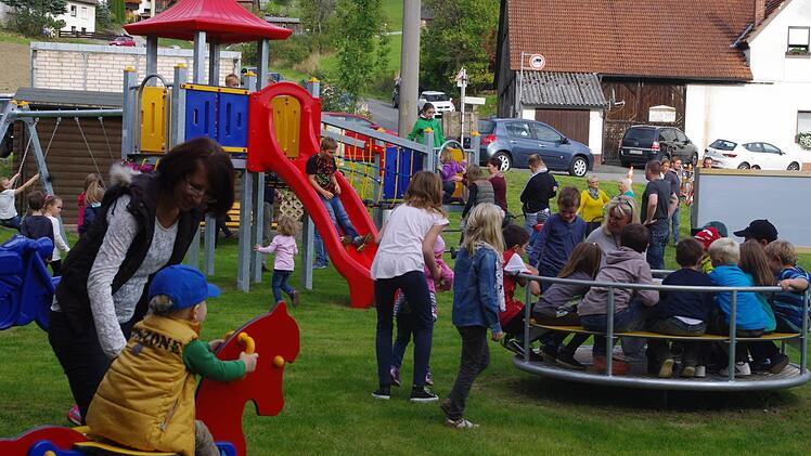 Die Kinder hatten viel Spaß bei der Einweihungsfeier ihres neuen Spielplatzes. Foto: Heike Schülein