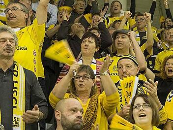 Vor allem in der ersten Halbzeit waren die Coburger Zuschauer von ihrem Team begeistert. 3227 Fans sahen am Sonntagabend das 22:22 gegen die "Wölfe" aus Rimpar. Das Kommen bereute niemand. Foto: Uwe Gick