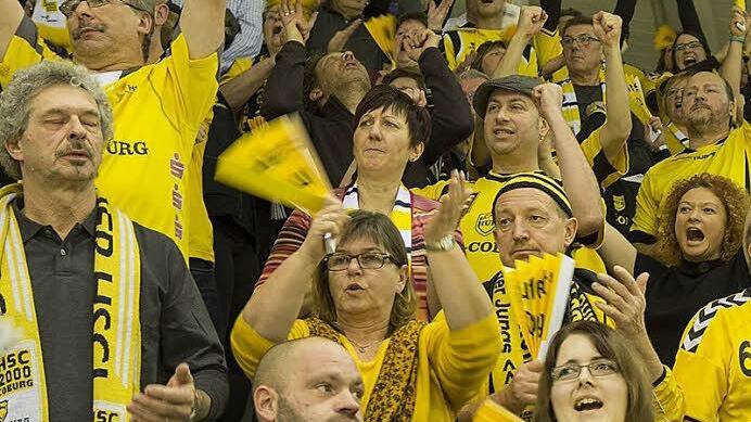 Vor allem in der ersten Halbzeit waren die Coburger Zuschauer von ihrem Team begeistert. 3227 Fans sahen am Sonntagabend das 22:22 gegen die "Wölfe" aus Rimpar. Das Kommen bereute niemand. Foto: Uwe Gick