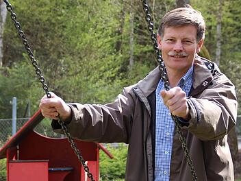 Peter Borst ist für die städtischen Spielplätze verantwortlich. Die Anlage am Eissee soll zum Wasserspielplatz ausgebaut werden.  Foto: Benedikt Borst