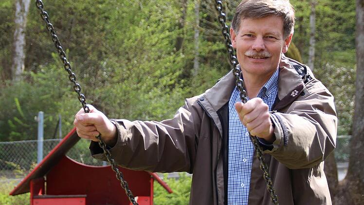 Peter Borst ist für die städtischen Spielplätze verantwortlich. Die Anlage am Eissee soll zum Wasserspielplatz ausgebaut werden.  Foto: Benedikt Borst